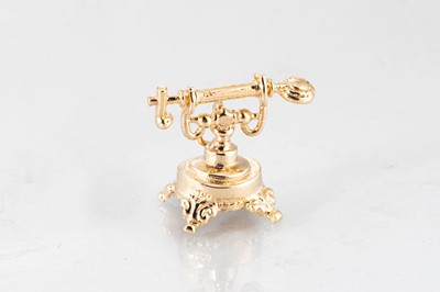 Lot 189 - A 9CT YELLOW GOLD "TELEPHONE" NOVELTY CHARM, 3....
