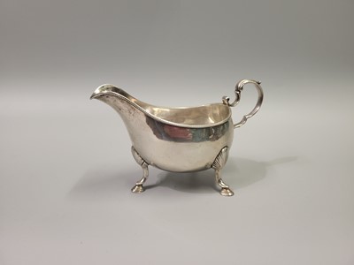 Lot 512 - A GEORGIAN IRISH SILVER HELMET SHAPED SAUCE...