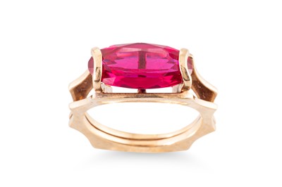 Lot 76 - A VINTAGE IRISH GOLD STONE SET RING, of...