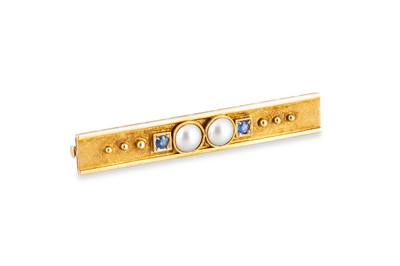 Lot 84 - AN ARTS AND CRAFTS HALF PEARL AND SAPPHIRE BAR...