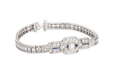 Lot 99 - AN ART DECO COCKTAIL BRACELET, the central...