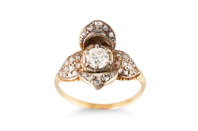 Lot 100 - A VINTAGE DIAMOND SET CLUSTER RING, the...