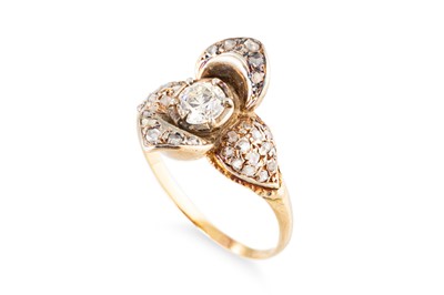 Lot 191 - A VINTAGE DIAMOND SET CLUSTER RING, the...