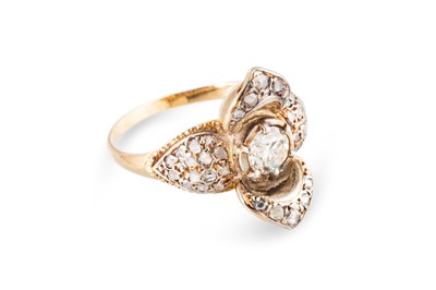 Lot 191 - A VINTAGE DIAMOND SET CLUSTER RING, the...