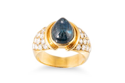 Lot 101 - A VINTAGE SAPPHIRE AND DIAMOND CLUSTER RING,...