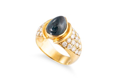 Lot 192 - A VINTAGE SAPPHIRE AND DIAMOND CLUSTER RING,...