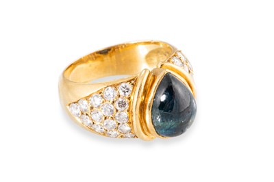 Lot 192 - A VINTAGE SAPPHIRE AND DIAMOND CLUSTER RING,...