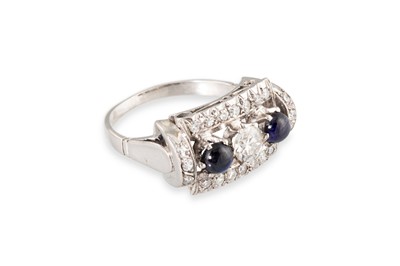 Lot 194 - A RETRO DIAMOND AND SAPPHIRE SET CLUSTER RING,...