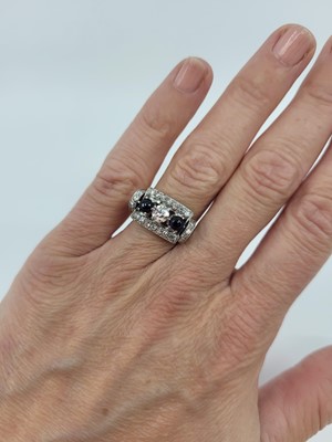 Lot 194 - A RETRO DIAMOND AND SAPPHIRE SET CLUSTER RING,...