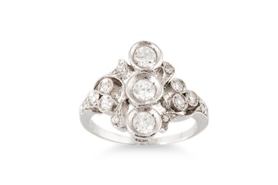 Lot 105 - A VINTAGE DIAMOND THREE STONE RING, the up...
