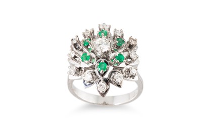 Lot 224 - A DIAMOND AND EMERALD SET CLUSTER RING, of...