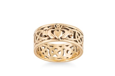 Lot 114 - A 10CT YELLOW GOLD CLADDAGH RING, of Celtic...
