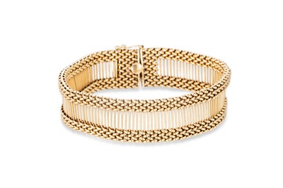 Lot 43 - A CONTINENTAL GOLD FLEXIBLE BRACELET, 34.1 g.,...