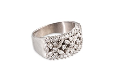 Lot 181 - A DIAMOND CLUSTER RING, of floral design, set...