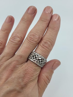 Lot 181 - A DIAMOND CLUSTER RING, of floral design, set...