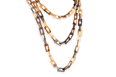 Lot 21 - A LONG ART DECO CHAIN HORN NECKLACE, formed as...