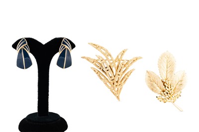 Lot 24 - A COLLECTION OF VINTAGE TRIFARI ITEMS, to...