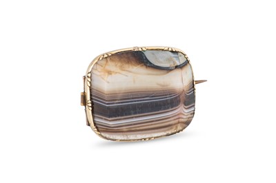 Lot 39 - A GEORGIAN BANDED AGATE BROOCH, mounted in gold