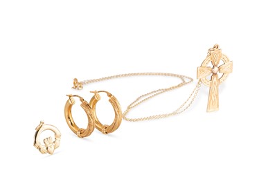 Lot 413 - A COLLECTION OF 9CT YELLOW GOLD ITEMS, to...