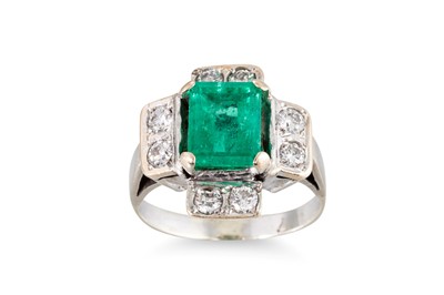 Lot 300 - AN EMERALD AND DIAMOND CLUSTER RING, the...