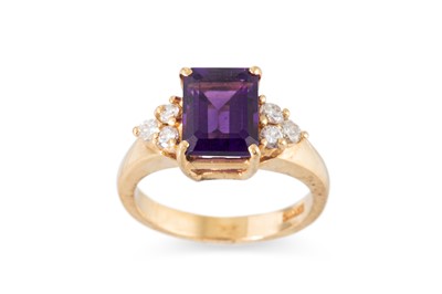 Lot 67 - AN AMETHYST DRESS RING, mounted in yellow gold,...