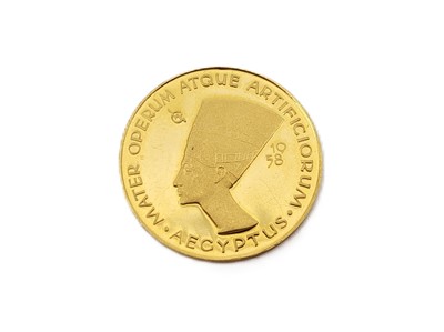 Lot 477 - A GOLD EGYPTIAN COMMEMORATIVE MEDALLION,...