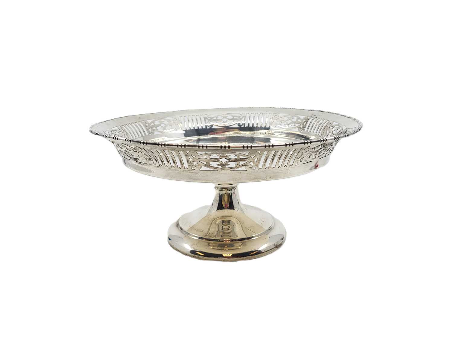 Lot 538 - A GEORGE V ENGLISH STERLING SILVER DISH ON...