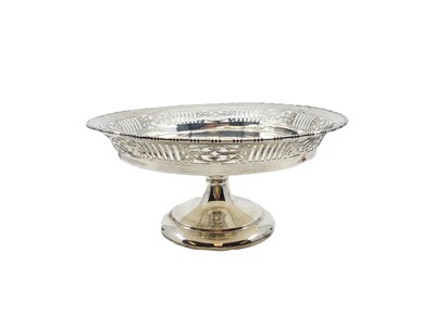 Lot 538 - A GEORGE V ENGLISH STERLING SILVER DISH ON...