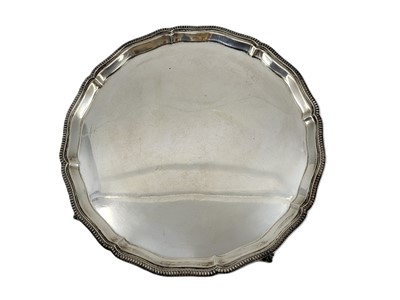 Lot 540 - A CIRCULAR SILVER SALVER BY MAPPIN & WEBB, on...