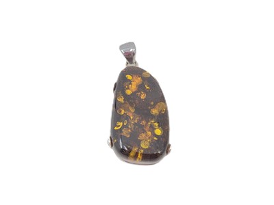 Lot 134 - A SILVER AND AMBER MOUNTED PENDANT, of...