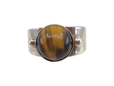 Lot 136 - AN IRISH SILVER TIGER'S EYE RING, size K