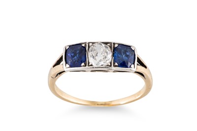 Lot 96 - AN ANTIQUE SAPPHIRE AND DIAMOND THREE-STONE...