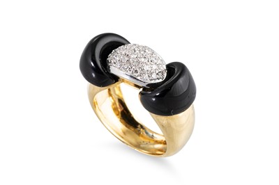 Lot 139 - A VINTAGE ONYX AND DIAMOND RING, the central...