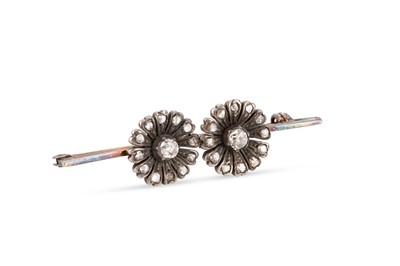 Lot 172 - AN ANTIQUE DIAMOND SET BAR BROOCH, with two...