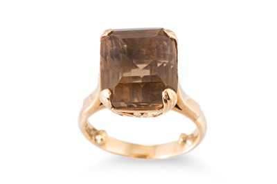 Lot 55 - A SMOKEY QUARTZ SET SINGLE STONE RING,...