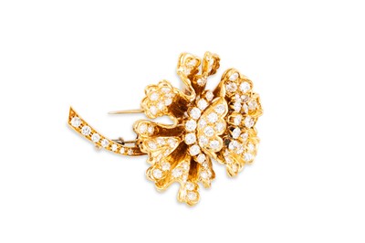 Lot 195 - A VINTAGE SET FUR CLIP BROOCH, modelled as a...