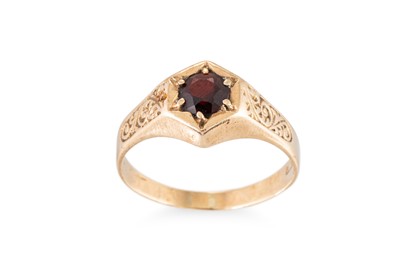Lot 20 - A GENT'S 9CT YELLOW GOLD GARNET SET RING, with...