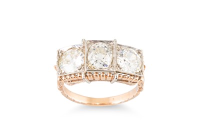 Lot 218 - A THREE STONE DIAMOND RING, set with an old...