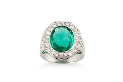 Lot 219 - AN EMERALD AND DIAMOND SET CLUSTER RING, the...