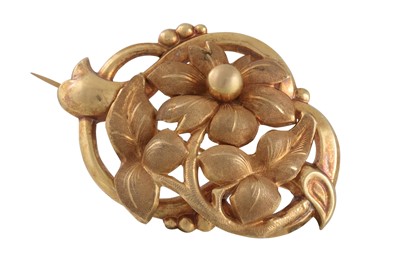 Lot 70 - AN ANTIQUE GOLD BROOCH, of floral and leaf design
