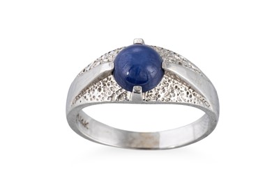 Lot 68 - A SYNTHETIC SAPPHIRE SET RING, the central...