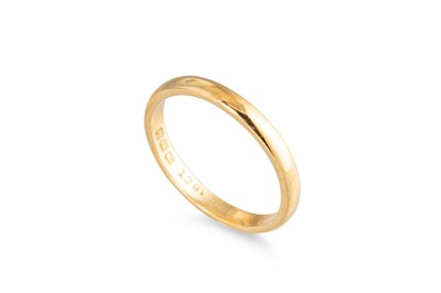 Lot 79 - AN 18CT YELLOW GOLD BAND RING, Dublin hallmark...