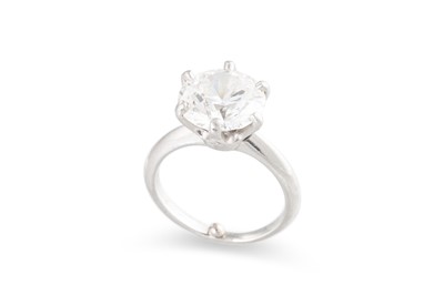 Lot 225 - A TIFFANY & CO. DIAMOND SOLITAIRE RING, the...