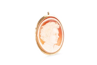 Lot 122 - A CAMEO BROOCH/ PENDANT, depicting a lady in...