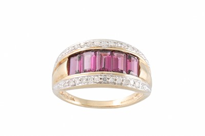 Lot 74 - A DIAMOND AND TOURMALINE RING, the five stone...