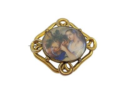 Lot 383 - AN ANTIQUE ROLLED GOLD PORTRAIT BROOCH, in case