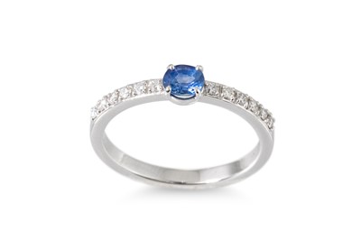 Lot 151 - A SAPPHIRE AND DIAMOND SET RING, the oval...