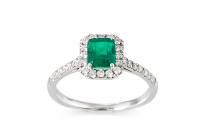 Lot 181 - AN EMERALD AND DIAMOND CLUSTER RING, the...