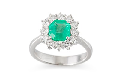 Lot 197 - AN EMERALD AND DIAMOND CLUSTER RING, the...