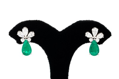 Lot 198 - A PAIR OF EMERALD AND DIAMOND DROP EARRINGS,...